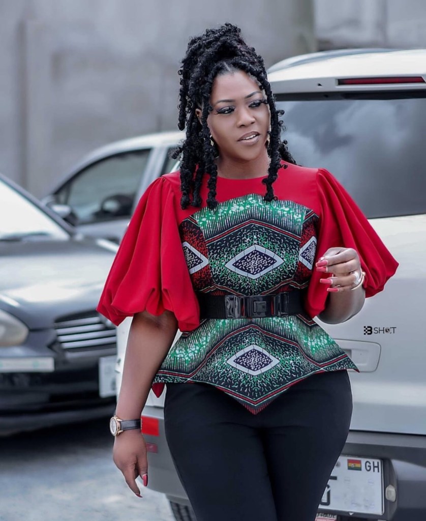 Mulher usando blusa de capulana ​