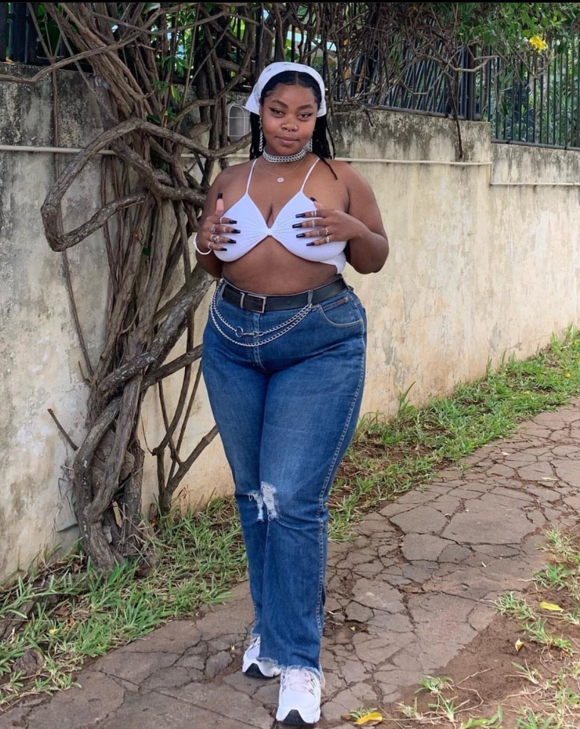 Stefânia Leonel usando look ousado