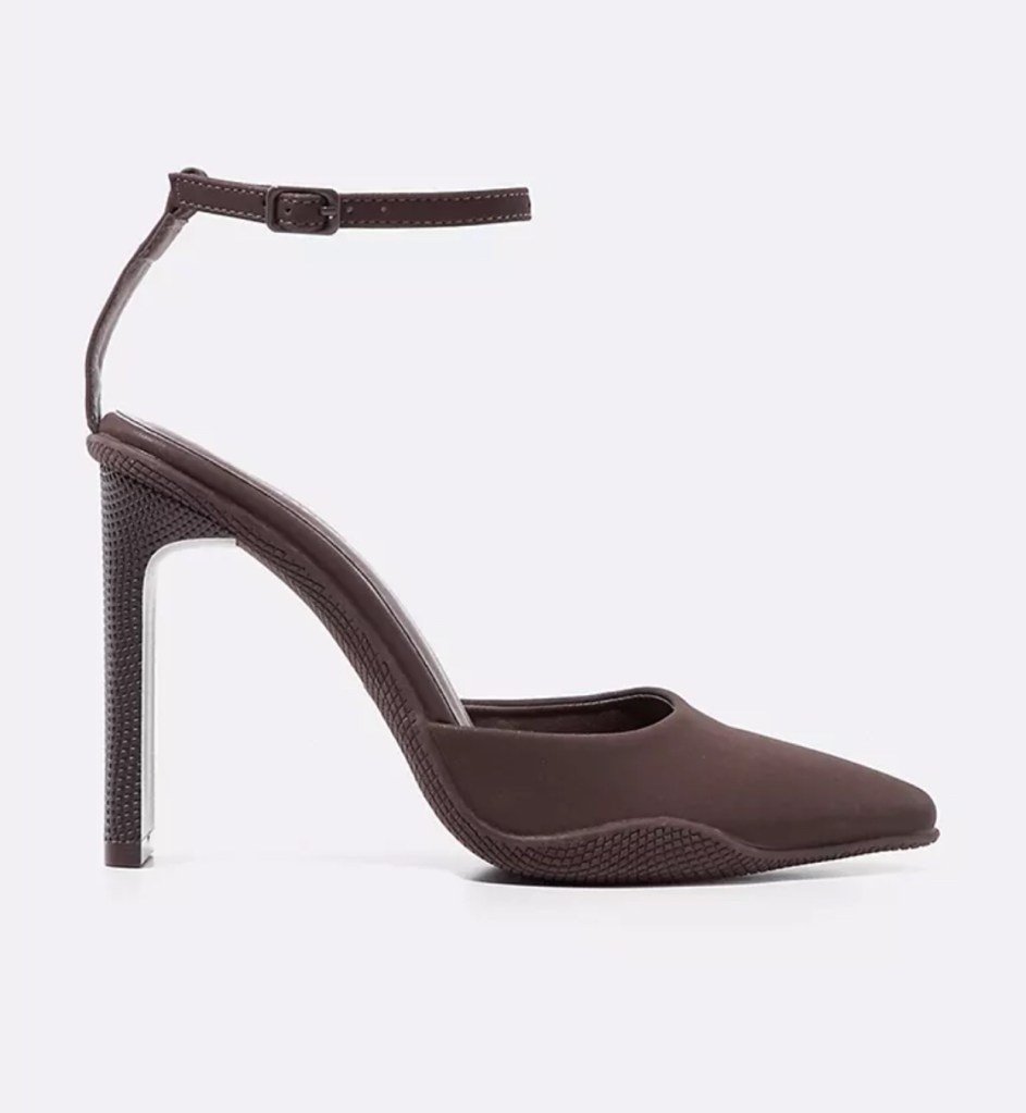 Sapato de bico e salto stiletto castanho