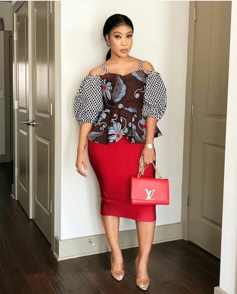 Mulher usando blusa de capulana ​