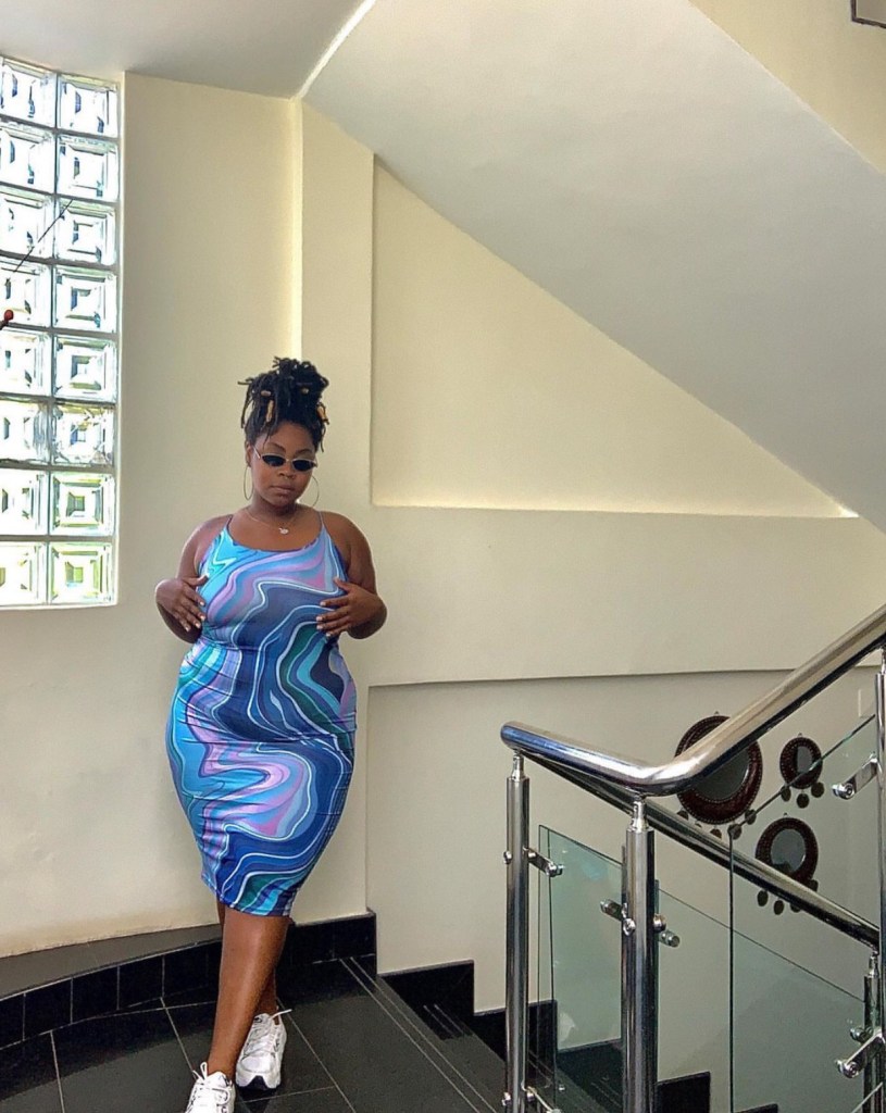 Stefânia Leonel usando vestido em tons azuis e roxos 