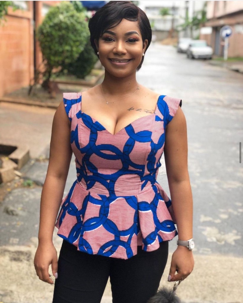 Mulher usando blusa de capulana ​