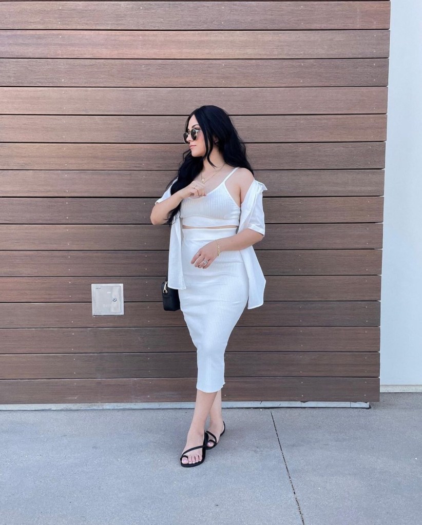 Mulher branca usando look branco parece chique