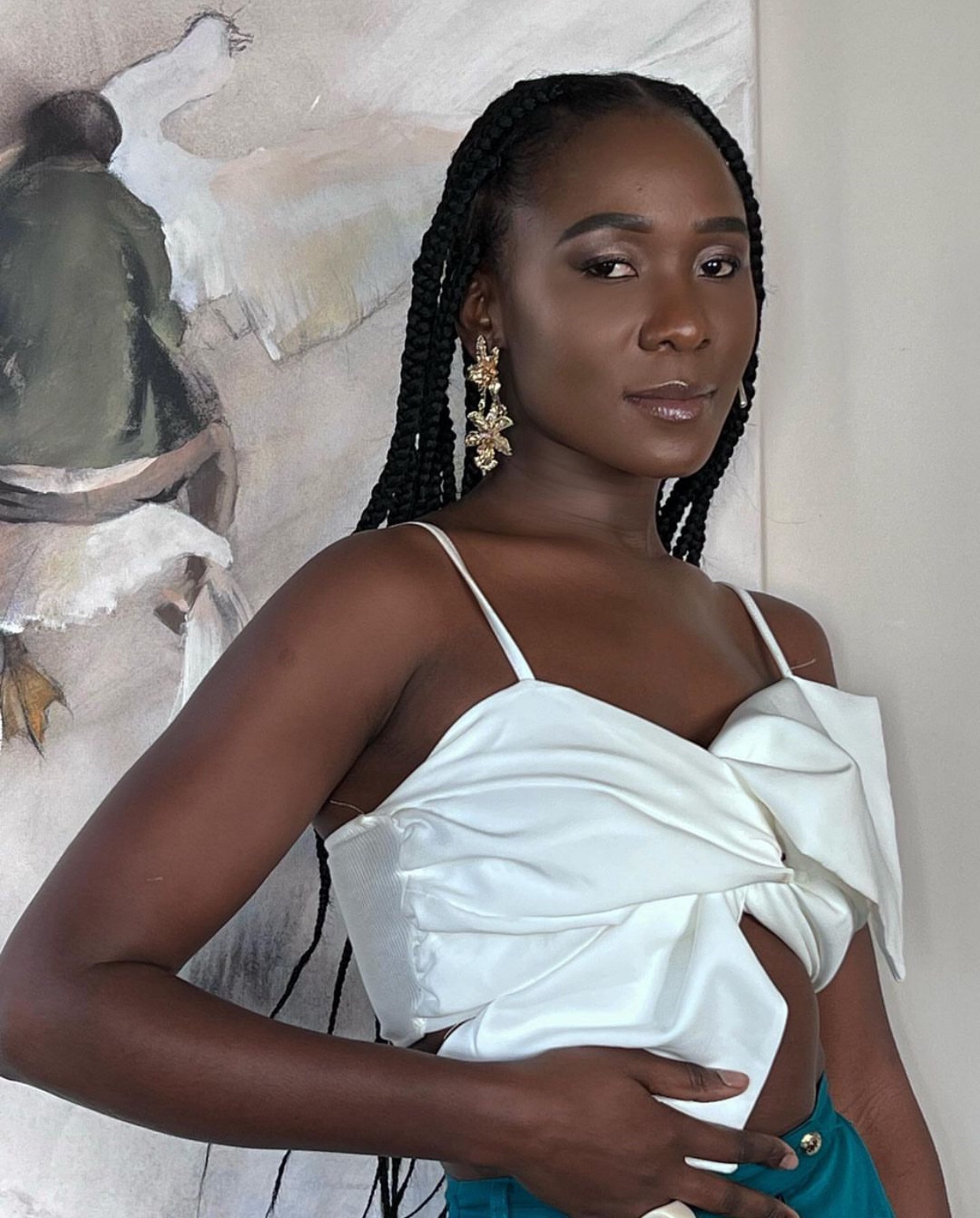 Modelo Cigarre Fungate usando blusa branca e alguns acessórios 