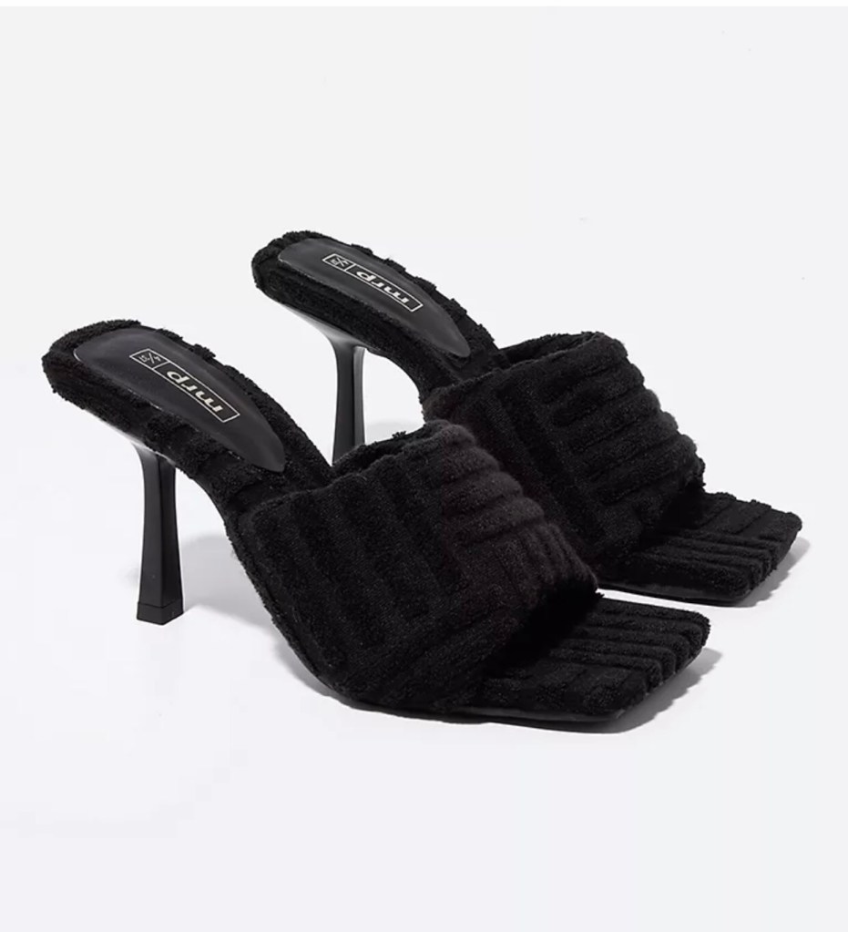 Chinelos pretos com pelúcia da Mr. Price