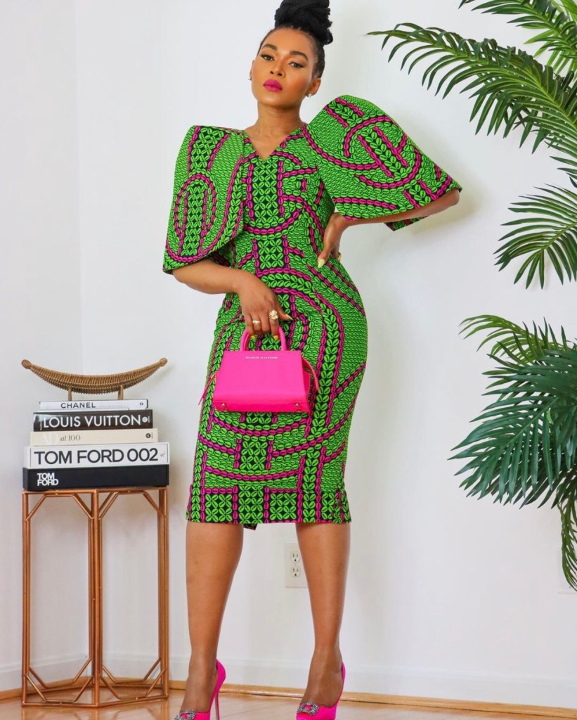 Vestido de capulana verde com bolsa rosa