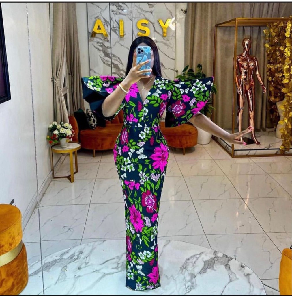 Vestido de capulana com mangas volumosas