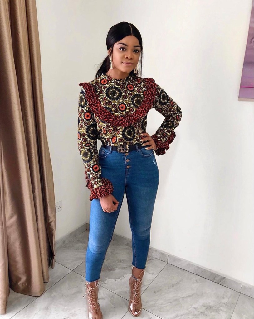 Mulher usando blusa de capulana ​