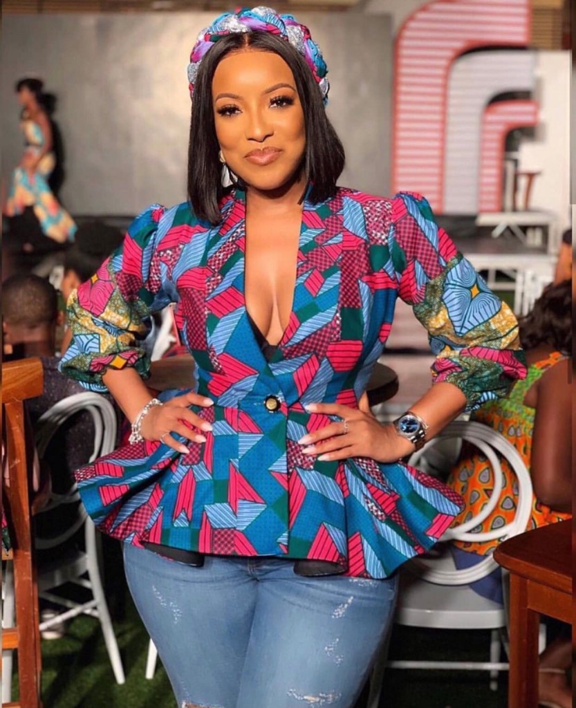 Mulher usando blusa de capulana ​