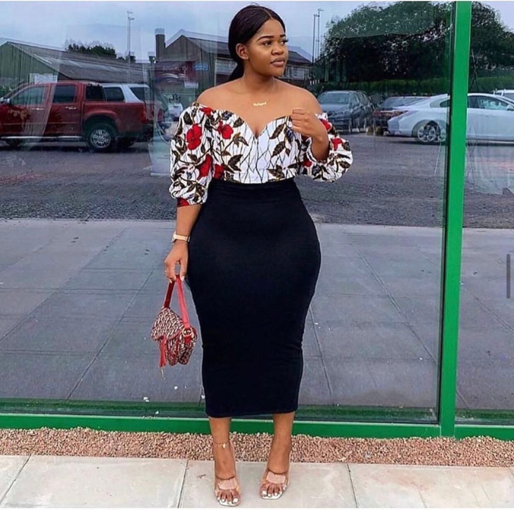 Mulher usando blusa de capulana ​