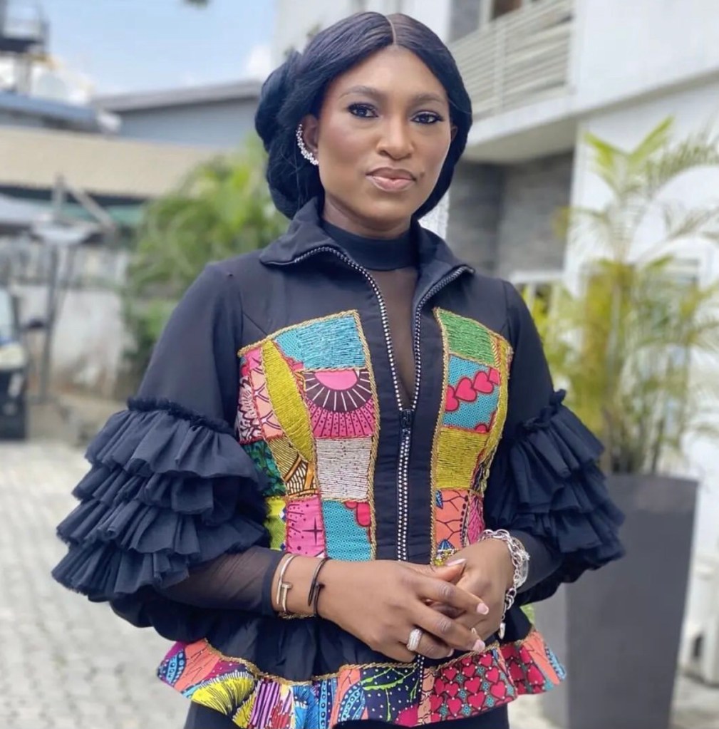 Mulher usando blusa de capulana ​