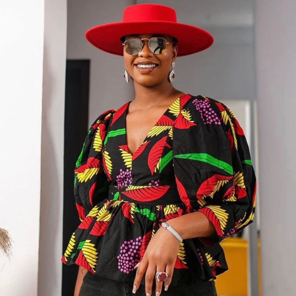 Mulher usando blusa de capulana ​