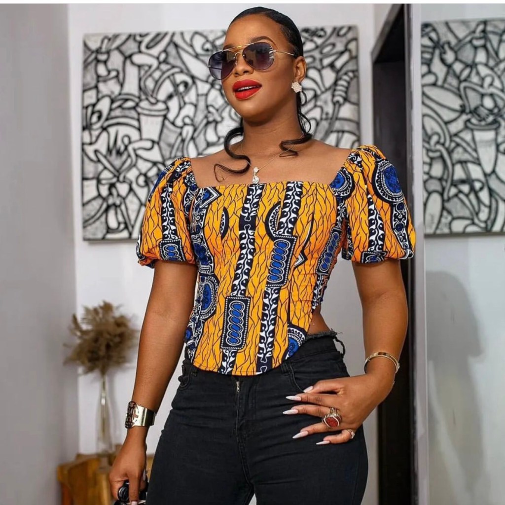 Mulher usando blusa de capulana ​