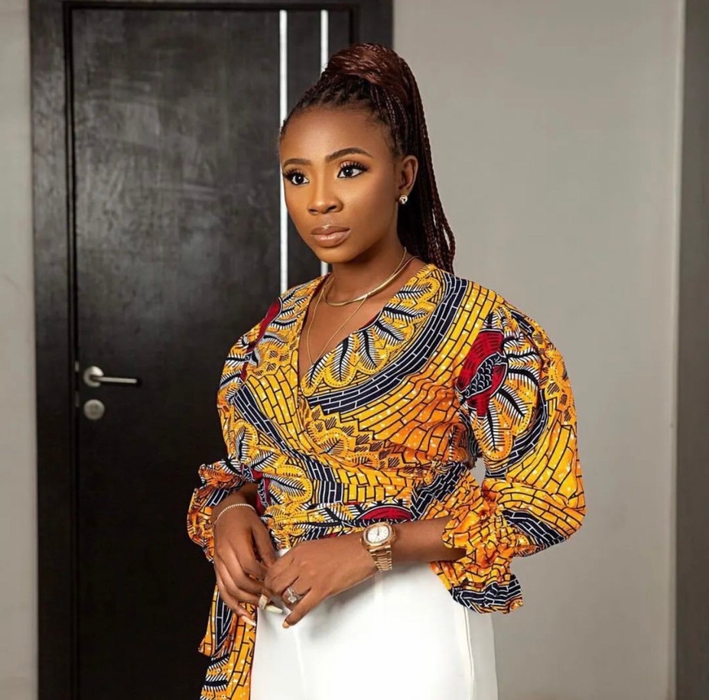 Mulher usando blusa de capulana ​