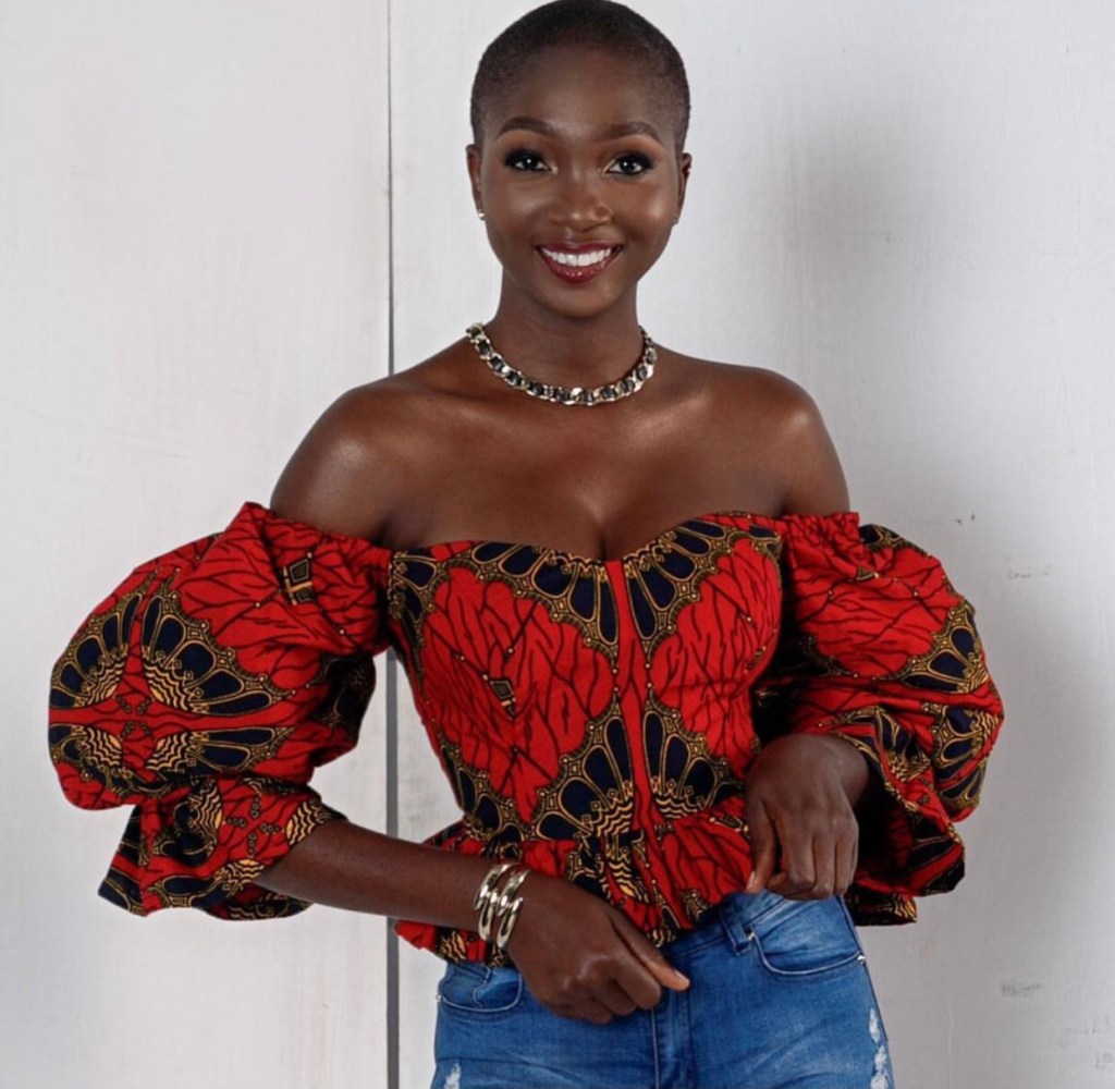 Mulher usando blusa de capulana ​