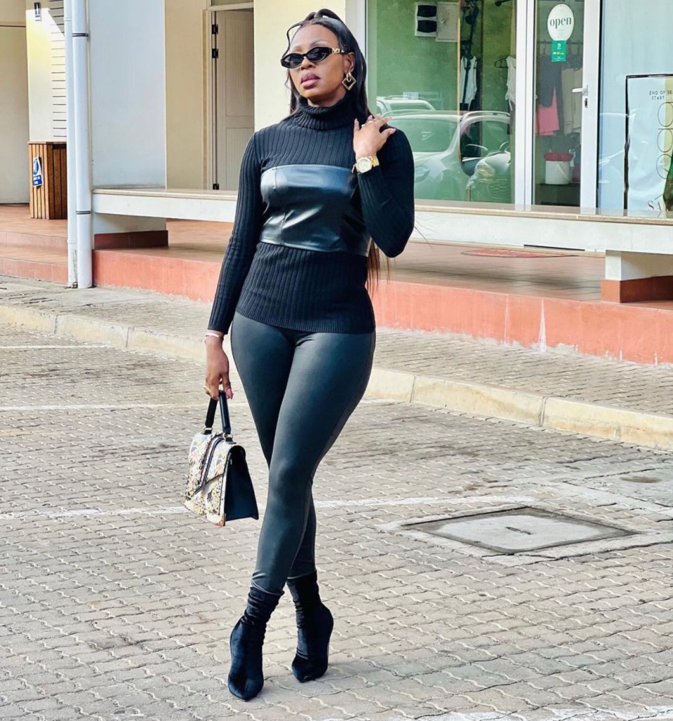 Cantora Liloca Madade usando look sensual e preto