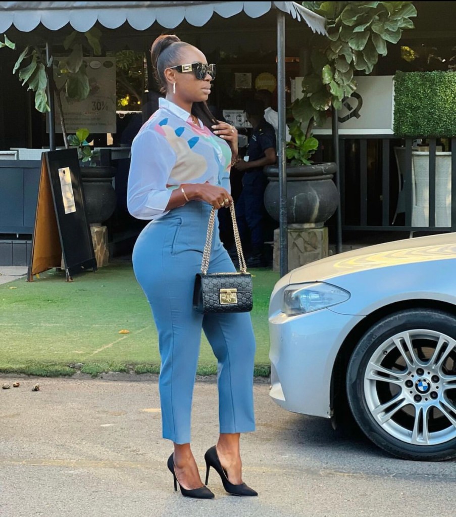 Cantora Look usando look formal