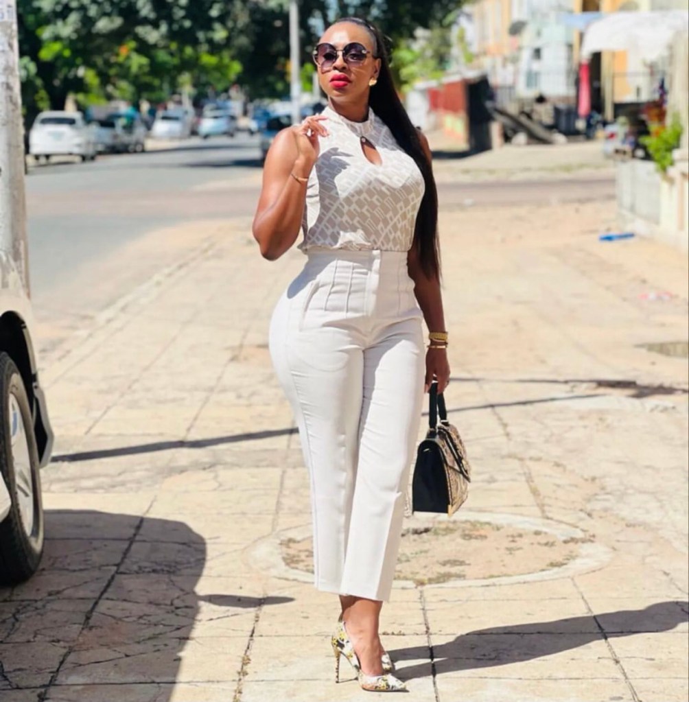 Liloca usando look formal