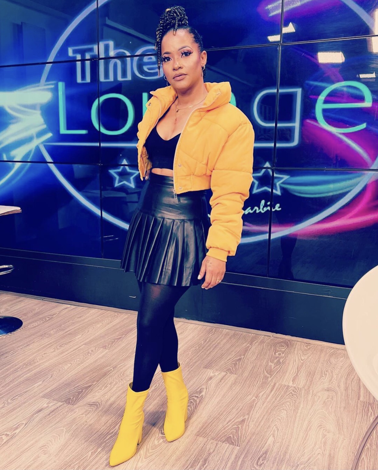 Boneca Barbie Humana de Moz usando look amarelo e preto