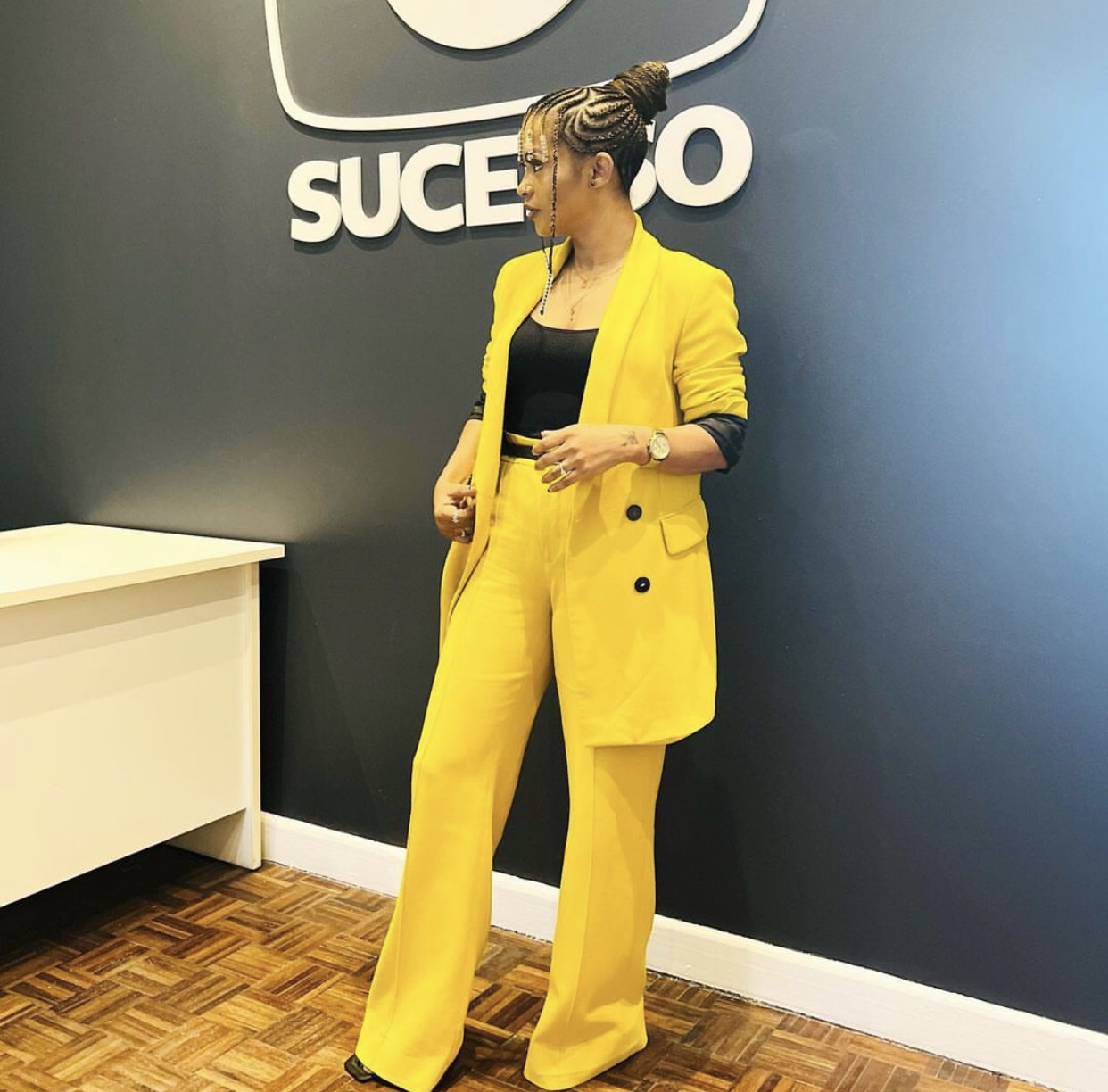 Boneca Barbie Humana de Moz usando look amarelo, fatinho