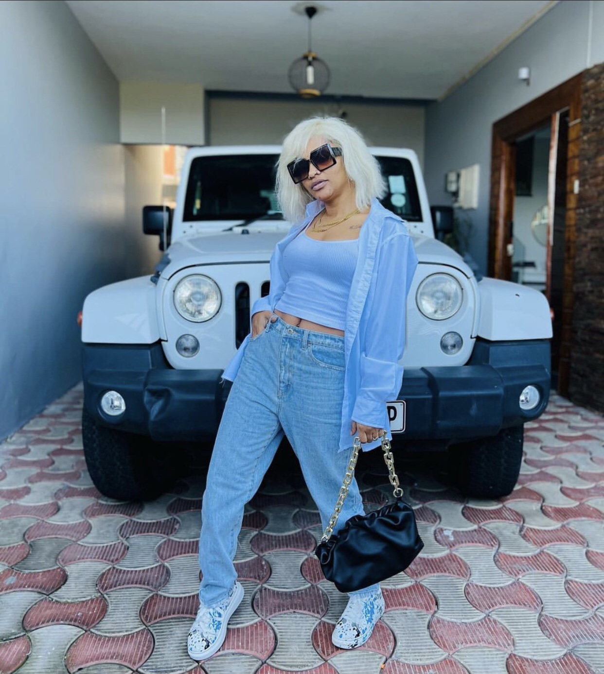 Boneca Barbie Humana de Moz usando look despojado