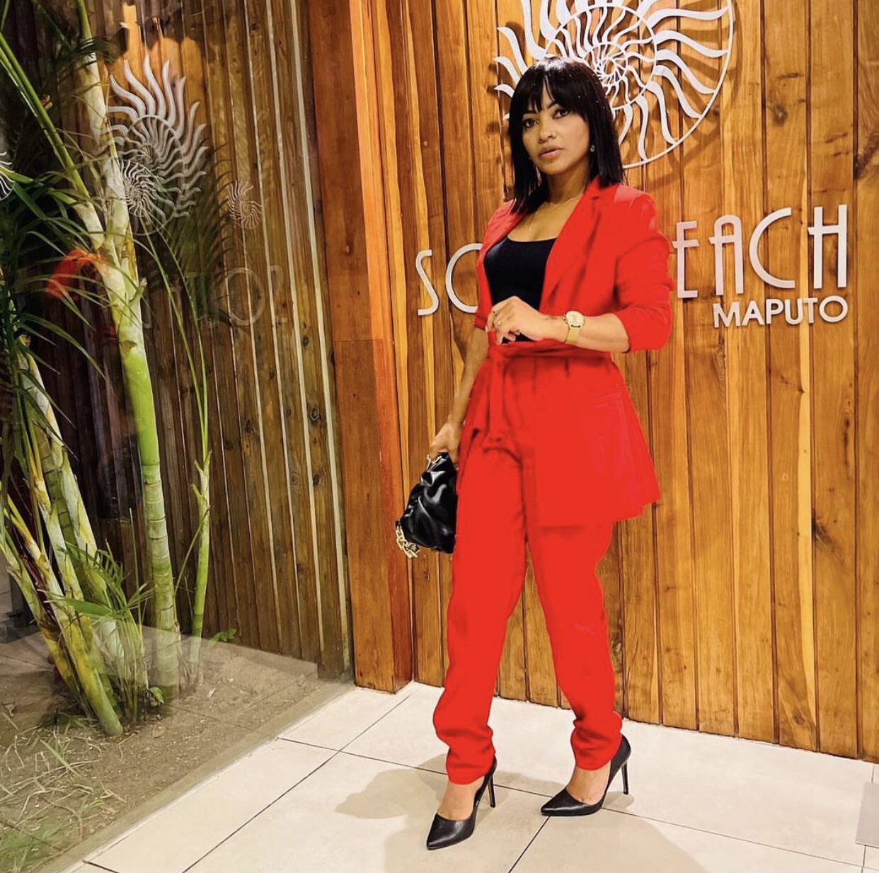 Boneca Barbie Humana de Moz usando fato vermelho