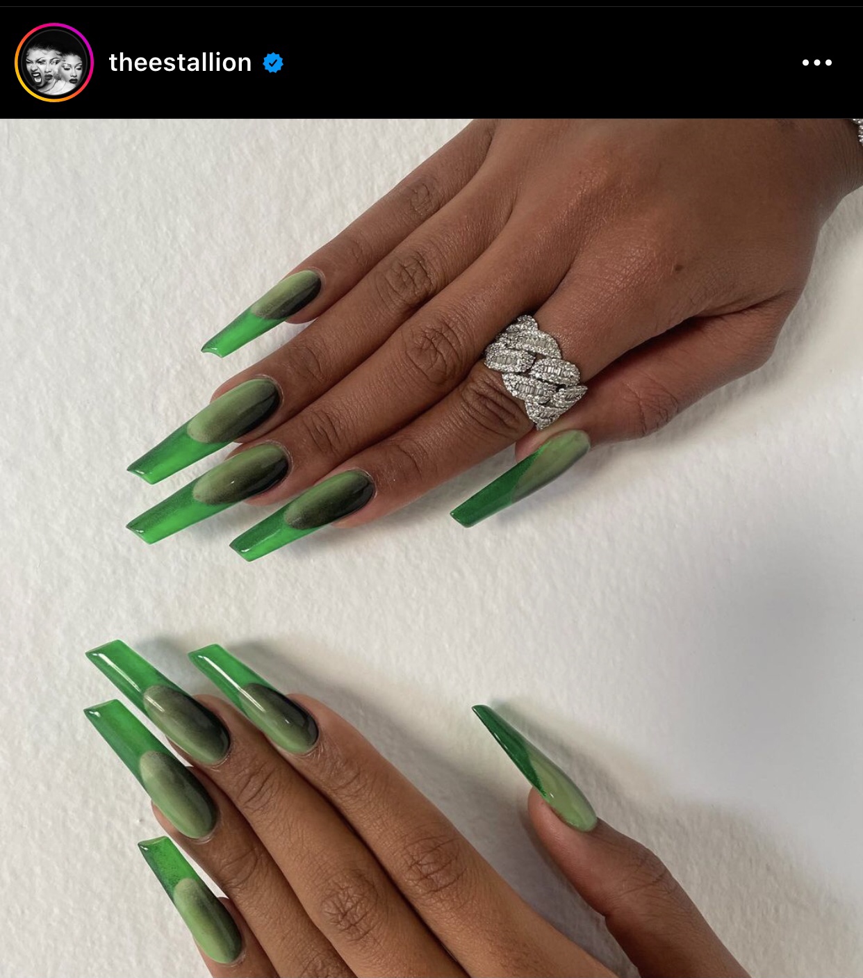 Unhas verdes da rapper Meghan Thee Stallion