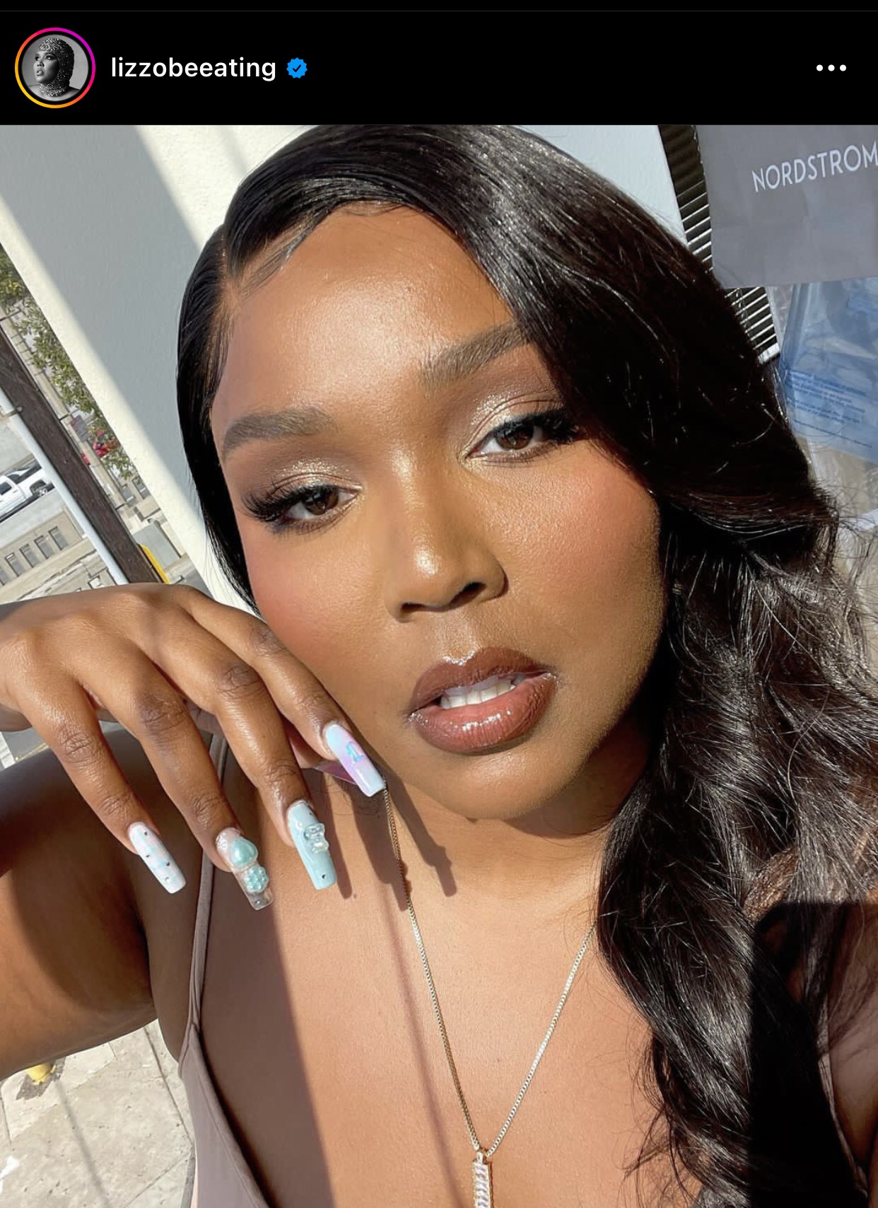 Unhas lindas e azuis da Lizzo