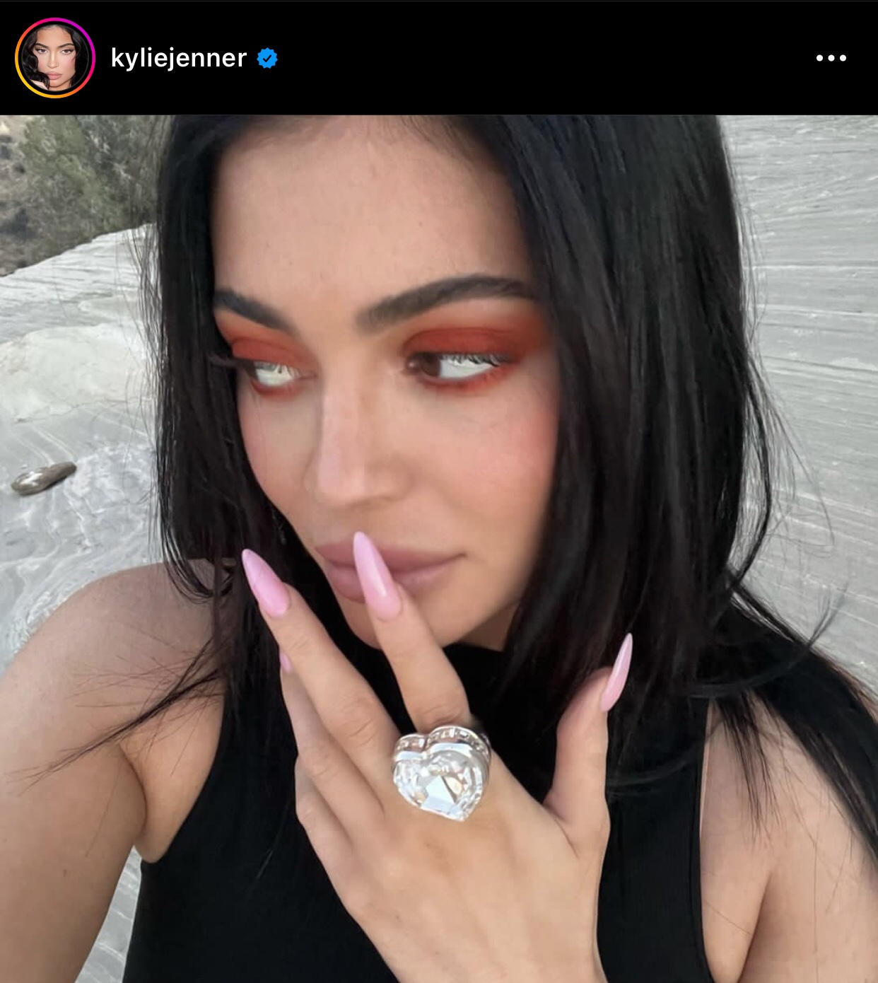 Unhas cor de rosa bebê da Kylie Jenner