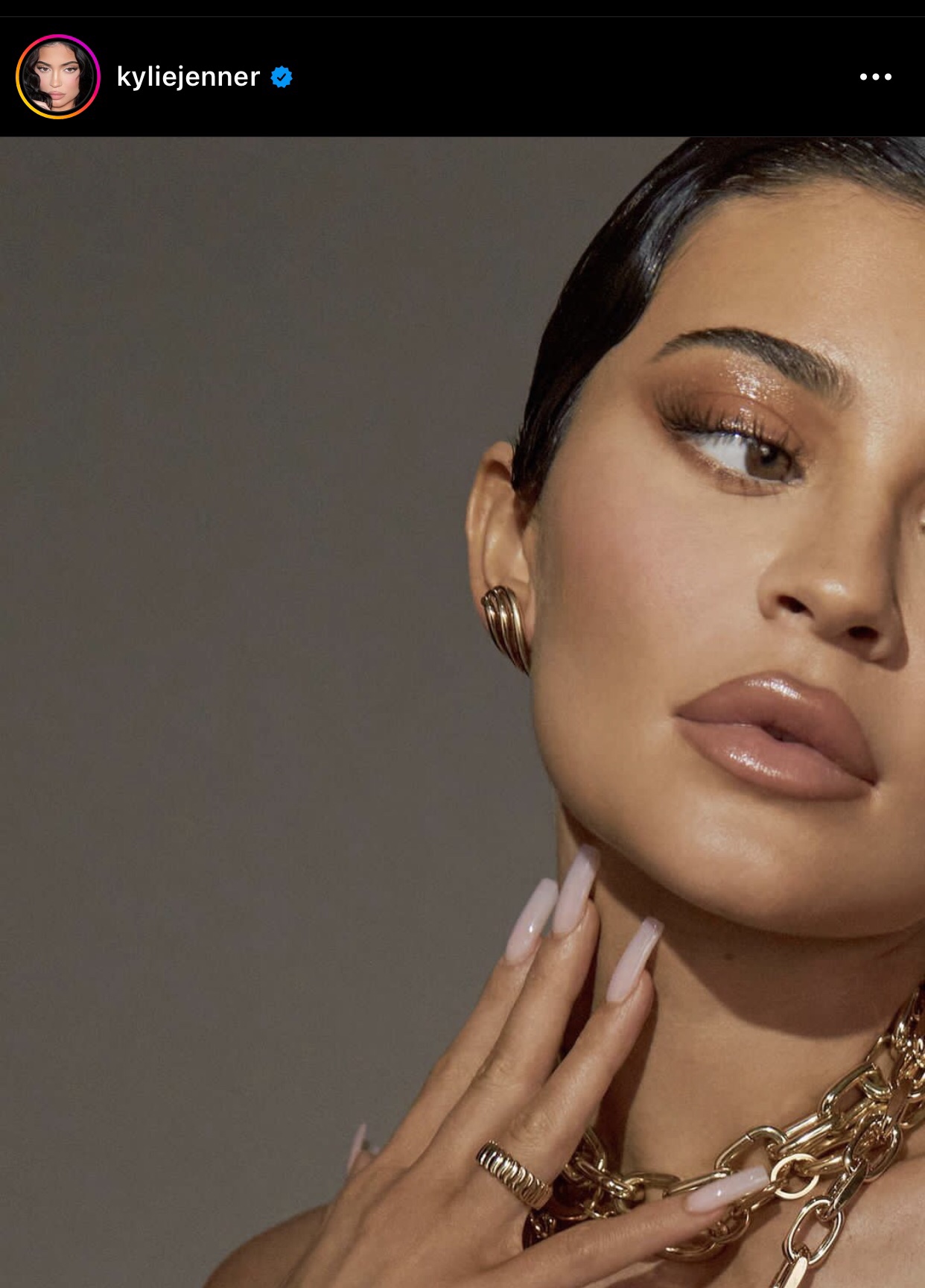 Kylie Jenner mostrando seu colar de correntes e unhas cor de rosa