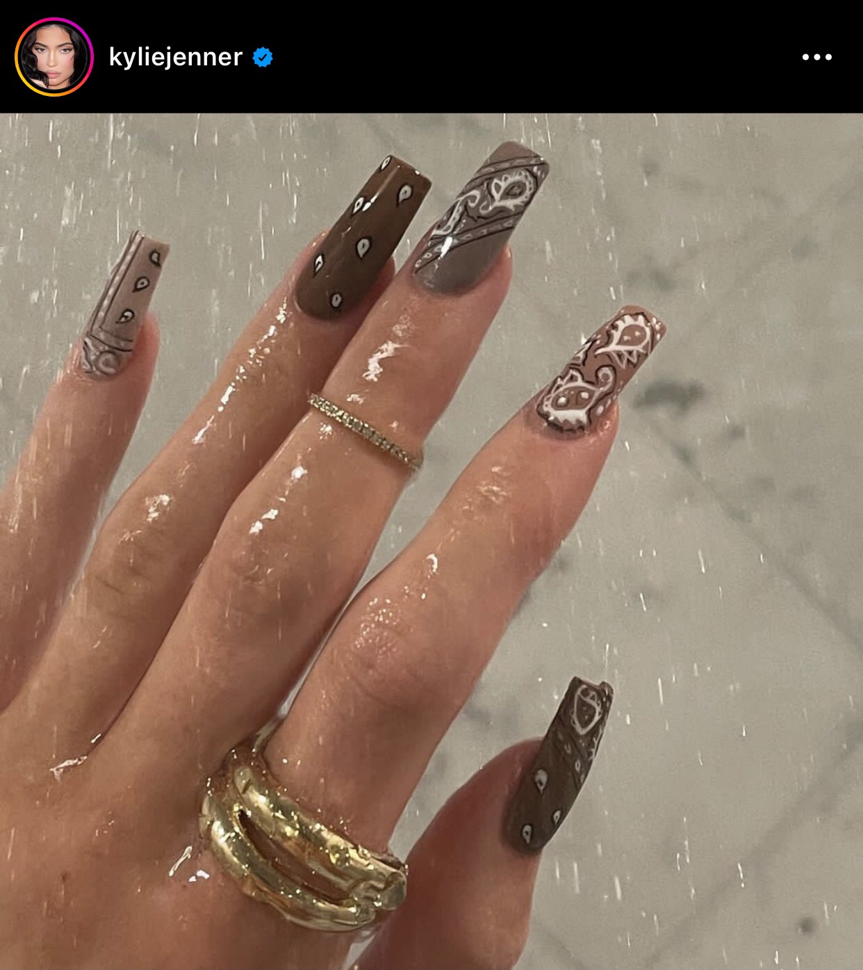 Unhas com estampa de bandana da Kylie Jenner