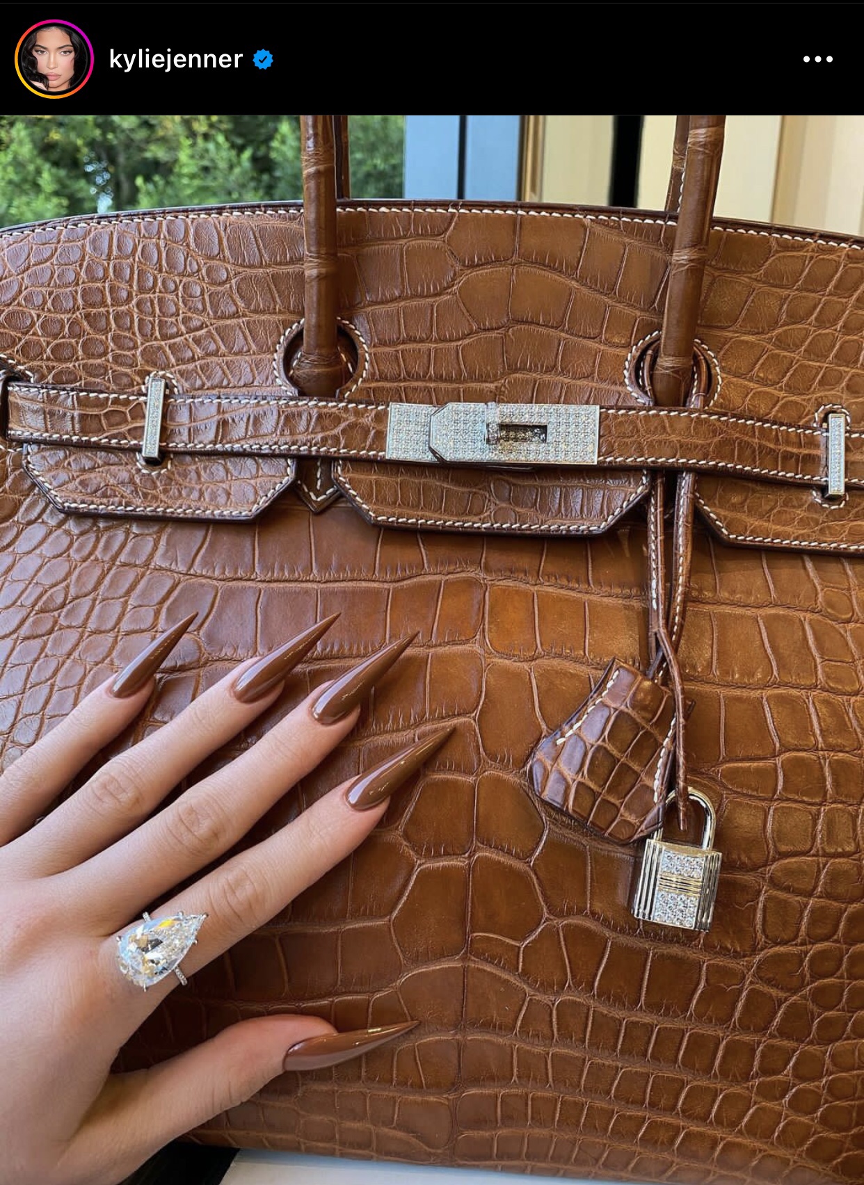 Unhas lindas e castanhas da Kylie Jenner