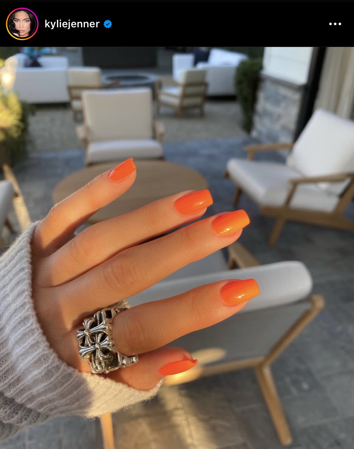 Unhas cor de laranja da Kylie Jenner