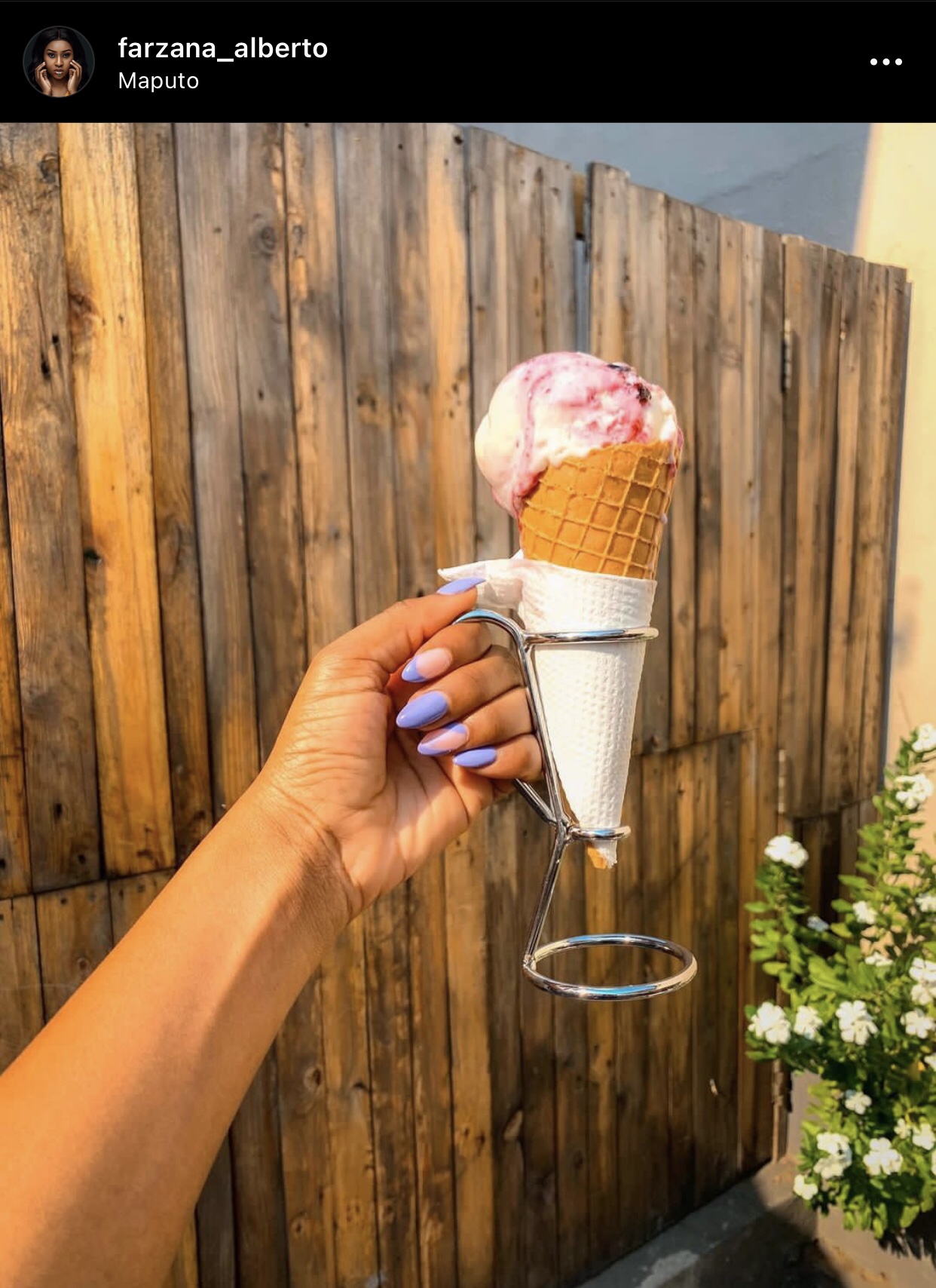 Unhas lindas e roxas em mulher negra