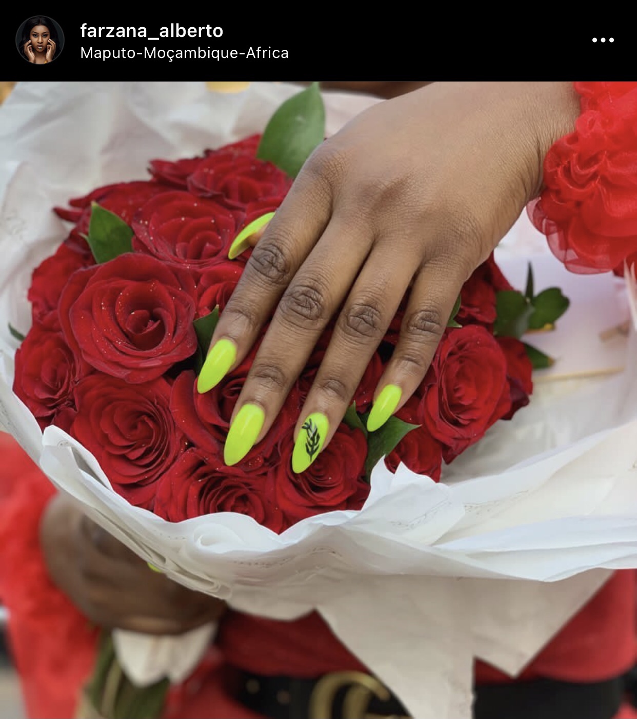 Unhas verdes em mulher negra