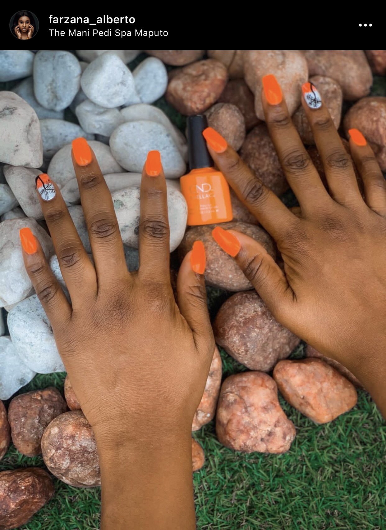Unhas cor de laranja em mulher negra