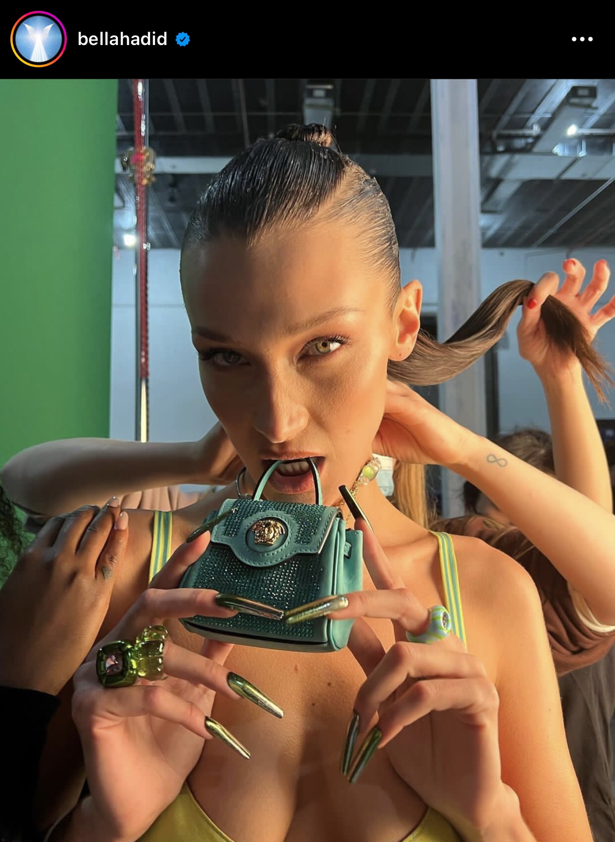 Unhas metálicas da modelo Gigi Hadid