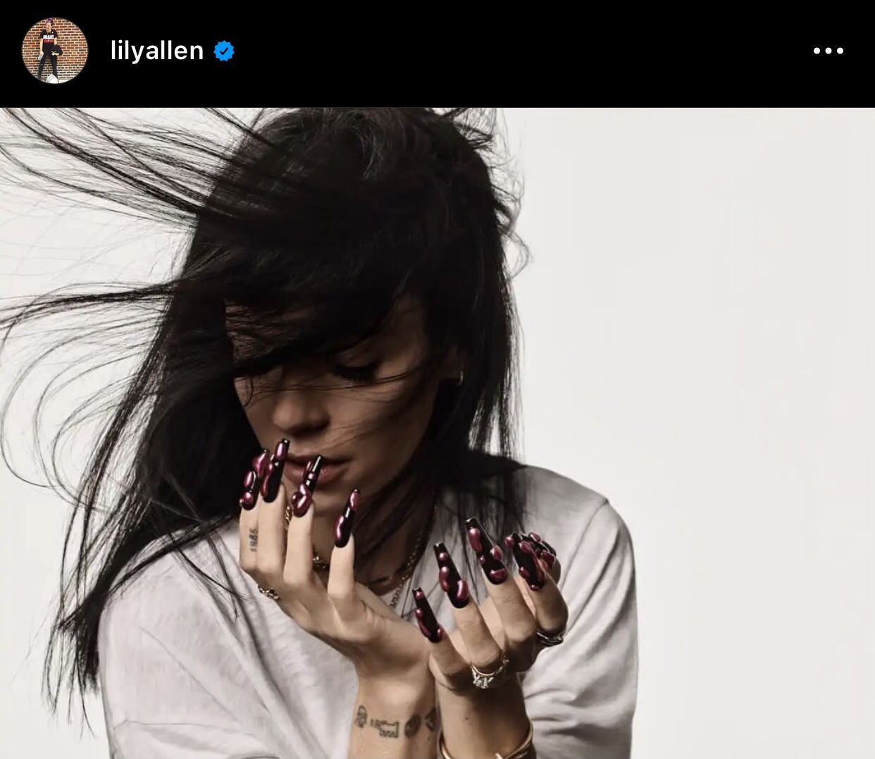 Unhas vermelhas decoradas