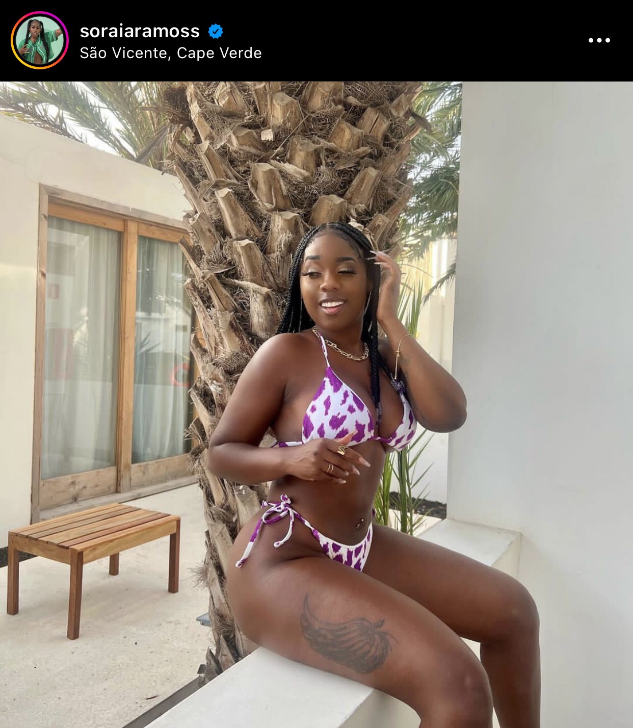 Soraia Ramos usando biquíni roxo e branco 