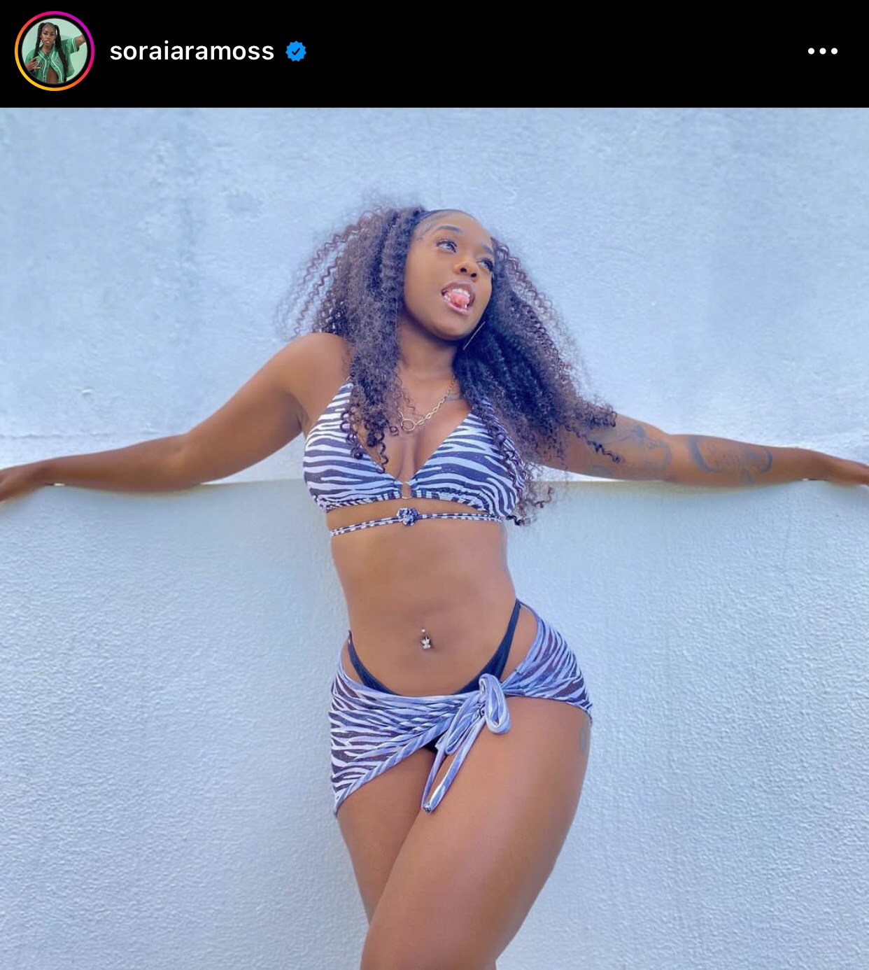 Soraia Ramos usando biquíni com estampa de zebra