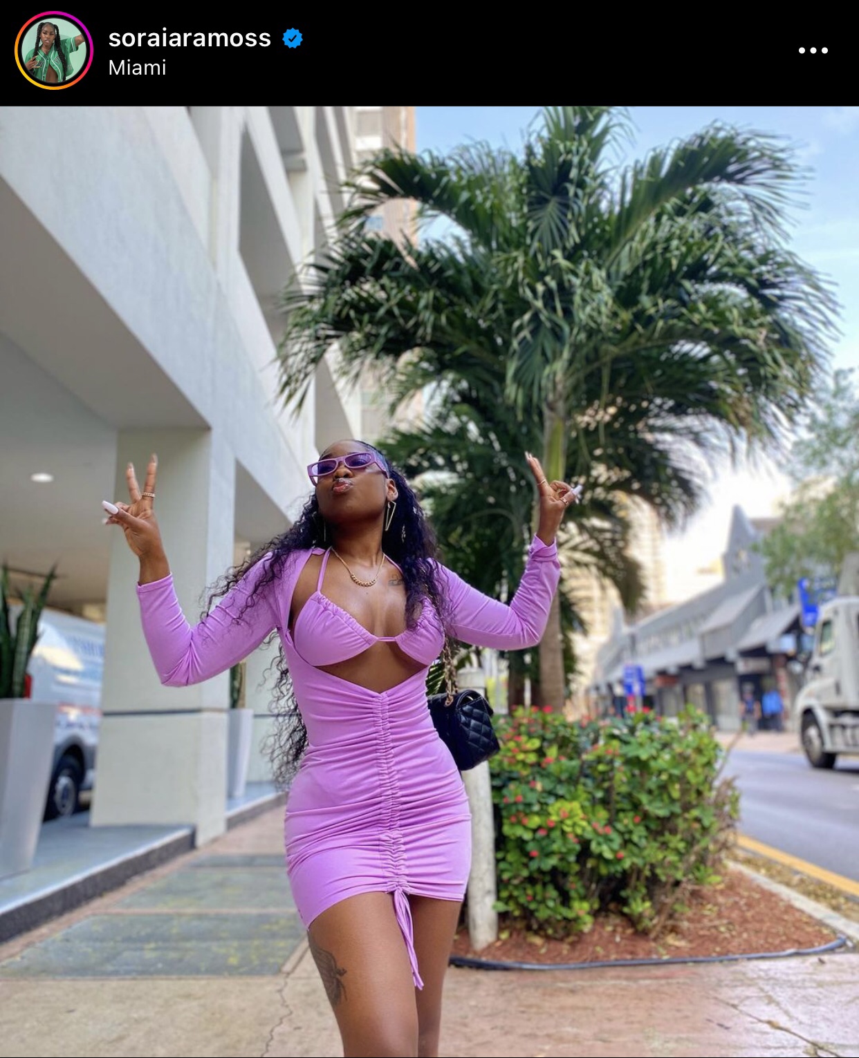 Soraia Ramos usando vestido lilás 