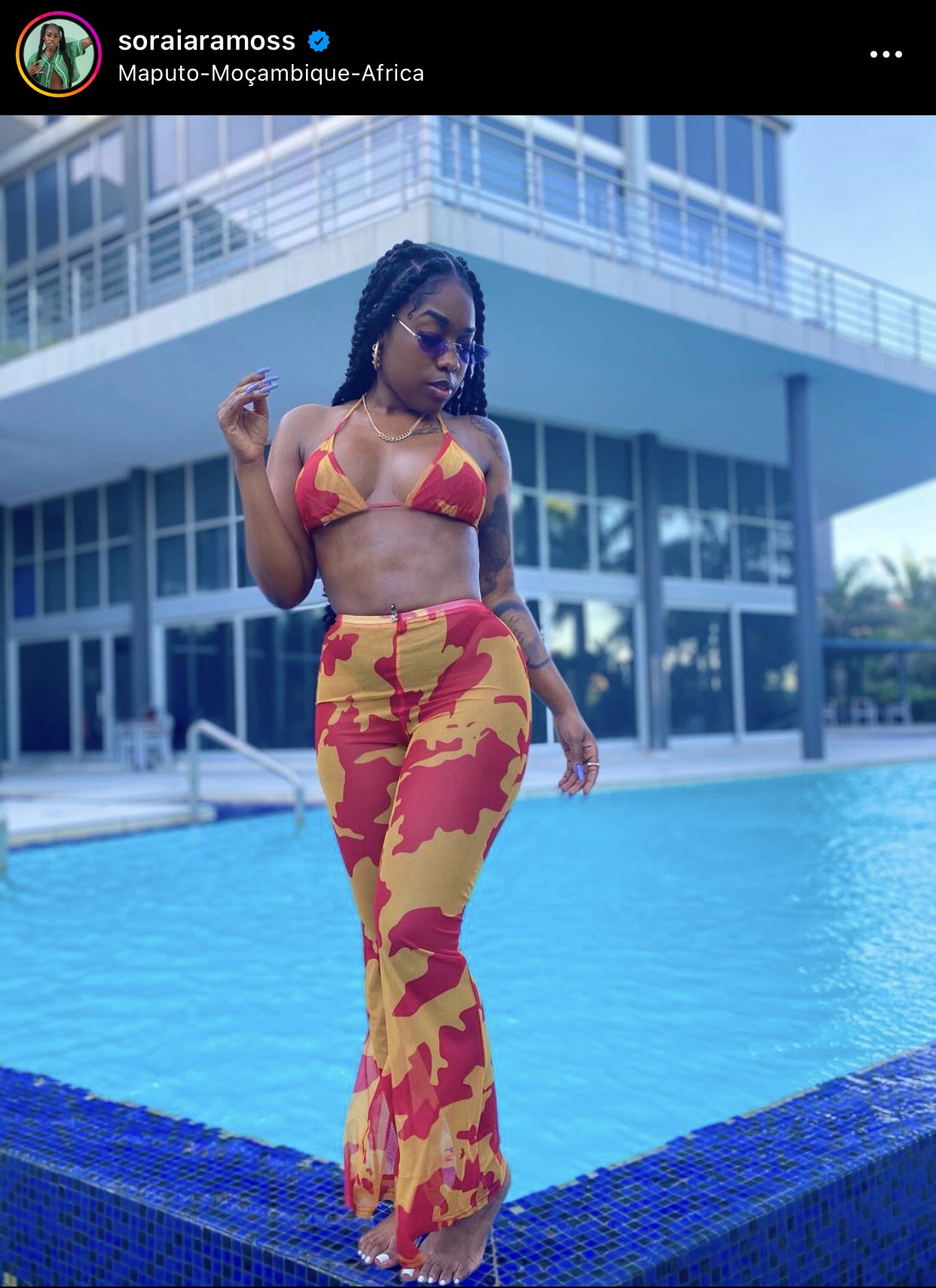 Soraia Ramos conjunto de praia com estampa de vaca vermelho e amarelo