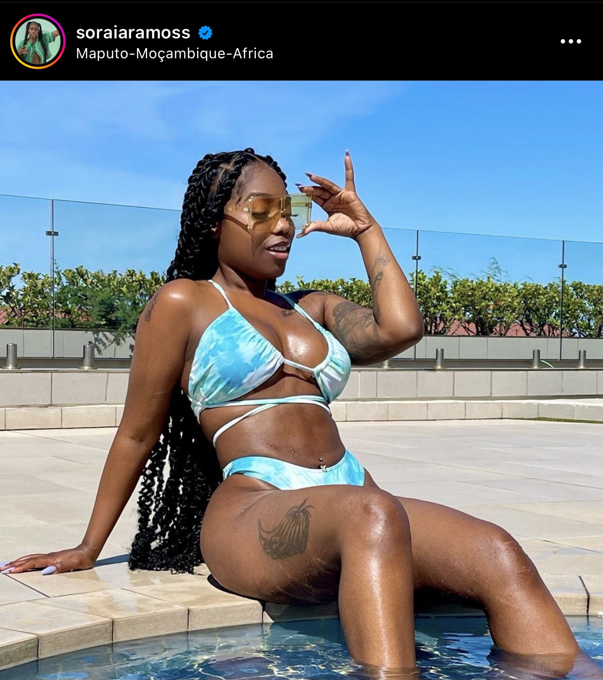 Soraia Ramos de biquíni  azul e branco 