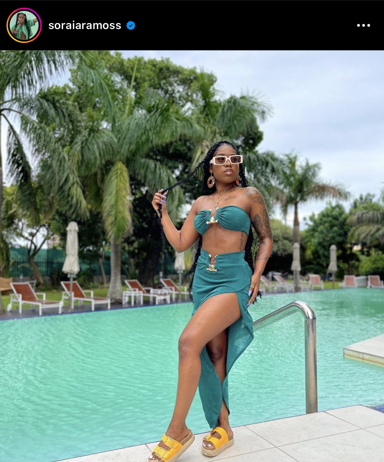 Soraia Ramos de biquíni conjuntinho verde na piscina