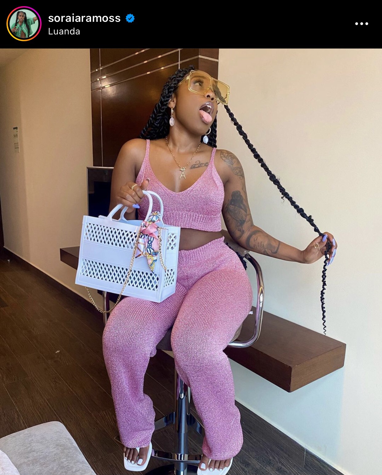 Soraia Ramos usando conjunto cor de rosa