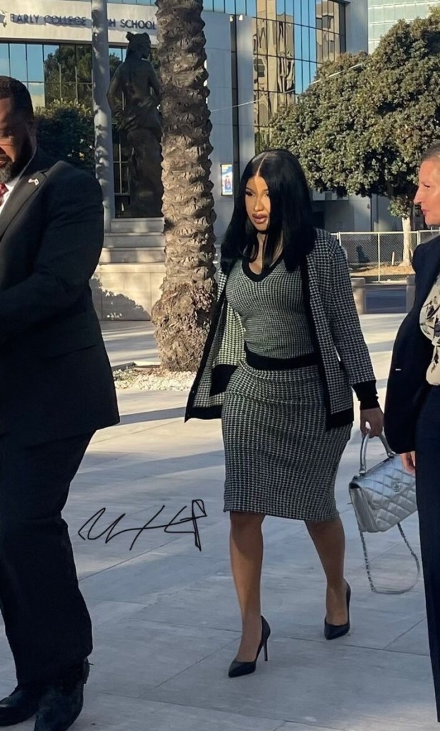 Cardi B usando look de conjuntinho para ir ao tribunal