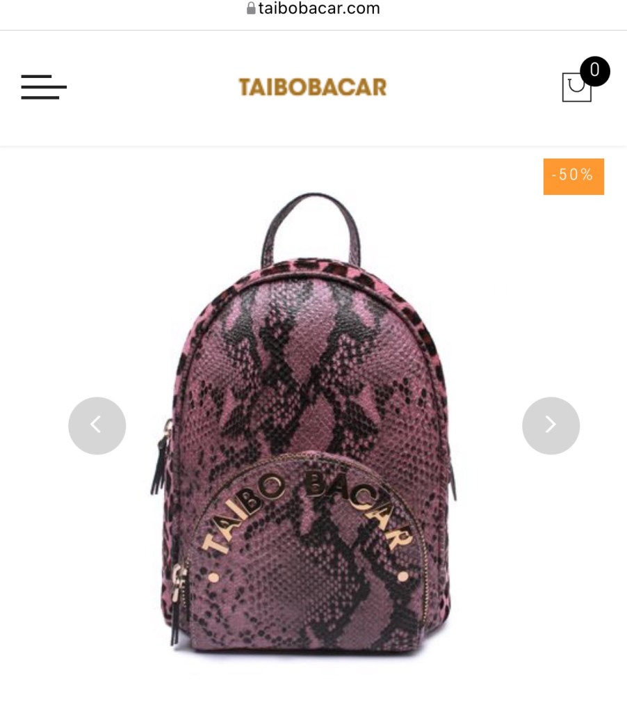 Pasta da Taibo Bacar cor de rosa com estampa de cobra
