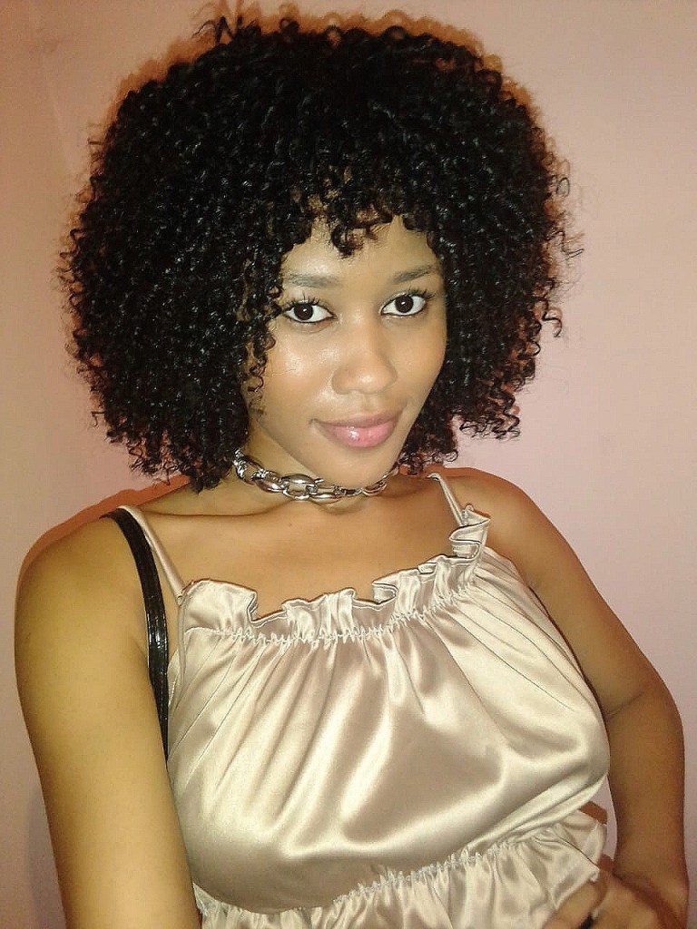 Mulher negra clara com cabelo cacheado