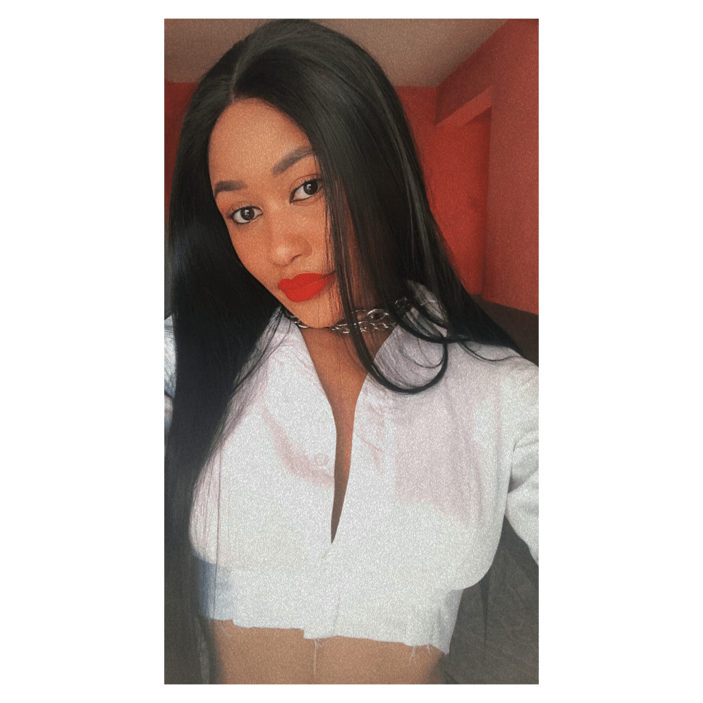 Mulher negra clara usando peruca lisa e comprida