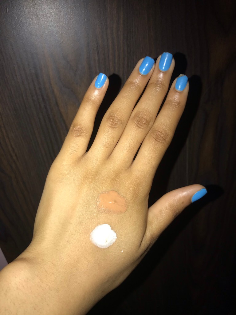 Mão de mulher negra, unhas azuis